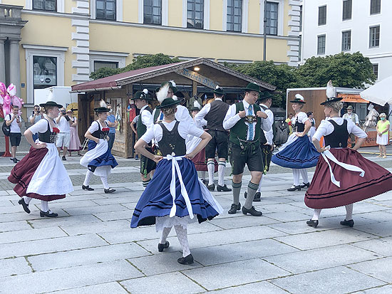 Sommer in der Stadt - Der Festring München e.V. organisiert gemeinsam mit dem Bayerischen Trachtenverband ein bayerisches Programm 